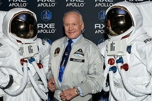 Buzz Aldrin Tantang Traveler Indonesia Jadi Astronot Pertama