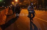 Polisi Bubarkan Demonstran di Depan RSCM