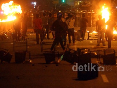 Polisi Bubarkan Demonstran di Depan RSCM
