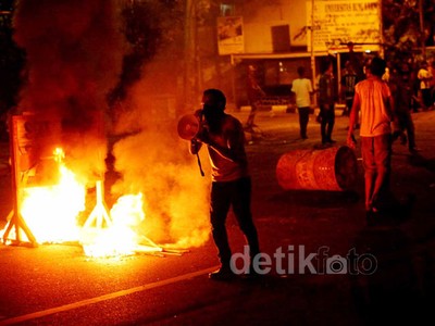 Polisi Pukul Mundur Demo Mahasiswa di Salemba