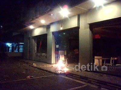 Tolak Kenaikan BBM, Mahasiswa Medan Rusak KFC