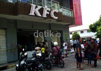 Warga berkumpul di sekitar restoran cepat saji tersebut.