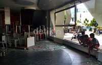 Serpihan kaca masih berserakan di lantai.