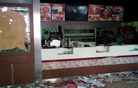 Restoran cepat saji ini dirusak oleh para pendemo yang menolak kenaikan harga BBM, Senin (17/6/2013) malam.