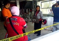 Garis polisi telah dipasang di sekitar restoran cepat saji tersebut.