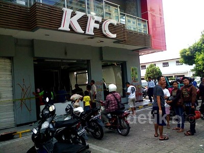 KFC Medan Rusak Parah Diamuk Pendemo
