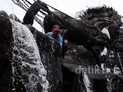 Jelang HUT DKI, Patung Arjuna Dibuat Kinclong