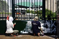 Sejumlah pekerja membersihkan coretan-coretan di tembok dan pagar Gedung DPR. Lamhot Aritonang/detikFoto.
