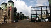Tembok dan pagar DPR itu dicorat-coret oleh mahasiswa yang menolak kenaikan harga BBM, Senin (17/6/2013) kemarin. Lamhot Aritonang/detikFoto.