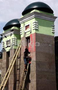 Seorang pekerja membersihkan tembok dari corat-coret demonstran. Lamhot Aritonang/detikFoto.