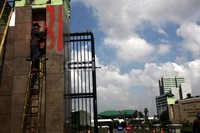Pekerja bahu membahu mempercantik lagi tembok gedung parlemen itu. Lamhot Aritonang/detikFoto.