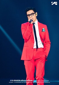 TOP menyanyikan 'Take It Off' secara solo. (YG Entertainment)