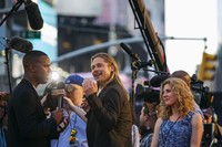 Berada dalam suasana hati yang ceria, Brad Pitt tertawa ramah saat sesi wawancara. REUTERS/Lucas Jackson.