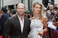 Jason Statham dan Rosie hadir di acara premiere film 'Hummingbird' di Leicester Square, London, Inggris, Senin (17/6/2013) waktu setempat. REUTERS/Stefan Wermuth.