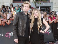 Penyanyi berumur 28 tahun itu, datang bersama tunangannya Chad Kroeger. REUTERS/Mark Blinch.