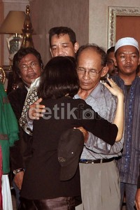 Ani memeluk sang ayah. Noel/detikHOT.