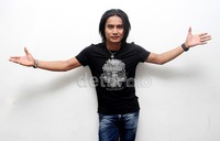 Charly bergaya dengan kaus bergambar tengkorak. Gus Mun/detikHOT.