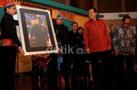 Ia juga mendapat hadiah sebuah lukisan.
