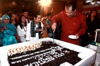 Chairul Tanjung memotong kue ulang tahunnya.