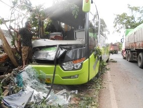 Bus Rombongan SMPN 1 Balongbendo Tabrak Warung
