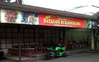 Tak jauh dari gerai batagor Riri, berdiri juga gerai batagor Burangrang. Seperti di penjual lainnya, batagornya digoreng sesaat sebelum disajikan. Kalau mau dibawa sebagai oleh-oleh, batagornya digoreng setengah matang dan dikemas dalam wadah anyaman.