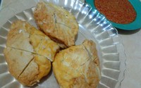 Ini dia tampilan batagor Burangrang (Rp 8.000/potong). Teksturnya tebal, padat dan gurih, diisi dengan dominan adonan aci. Bumbu kacangnya juga wangi, lembut dan gurih.