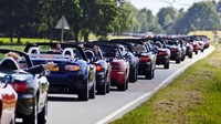 Total ada 683 Mazda MX-5 yang ikut serta dalam pagelaran ini dengan berbaris belasan kilometer. (dok Mazda).
