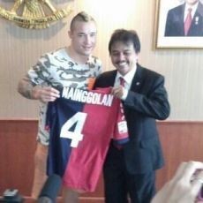 Ketika Radja Nainggolan Bertemu Menpora