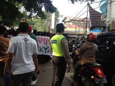 Polisi Bubarkan Paksa Demo Mahasiswa Mercu Buana di Meruya