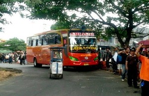Calon Penumpang Membandel, Pasar Rebo Masih Jadi Terminal Bayangan