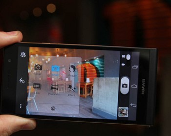 Kamera belakangnya 8 megapixel sedangkan kamera depan 5 megapixel. Membuatnya menjadi salah satu ponsel dengan kamera depan terbaik.