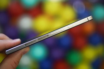 Memang handset yang akan segera dirilis di Eropa dan China ini sangat tipis. Adapun bodinya terbuat dari bahan metalik.