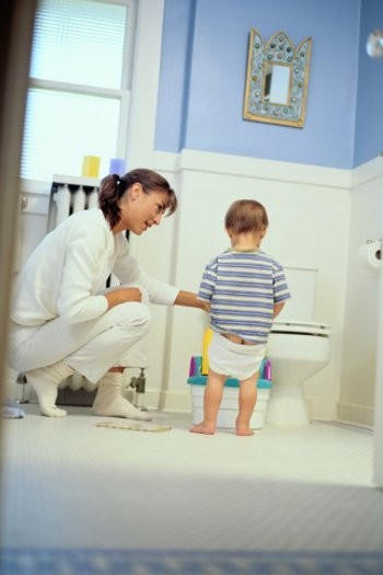 Anak Lelaki Belajar Pipis Sendiri? Ajarkan Juga Cara Mengamankan Mr P