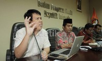 Tampak hadir aktivis dari Forum Indonesia untuk Transparansi Anggaran (FITRA) Ucok Khadafi (baju putih), Direktur Lingkar Madani Ray Rangkuti (berpeci) yang diterima oleh anggota Bawaslu Nelson Simanjuntak (batik merah).