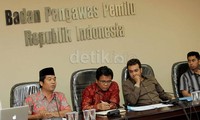 Komisi Pemilihan Umum (KPU) dan bawan Pengawas Pemilu (BAwaslu) diminta berhemat menggunakan anggaran.