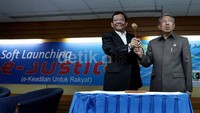 Keduanya tampak memukul palu tanda diluncurkannya e-justice.