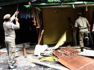 Puluhan Kios di Kebayoran Baru Dibongkar