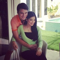 Titi dan Tian mesra di sebuah pemotretan. (Instagram)