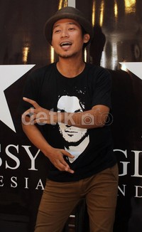 Tak perlu waktu khusus, seringkali ia mengajak si kecil jalan-jalan sepulang dirinya syuting.