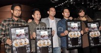 Samsons menerima multiple platinum dari Universal Music Indonesia. Noel/detikHOT.