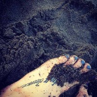 Black sand beach in Bali. I'm about that life, tulis Ashley sebagai caption fotonya di Instagram. (Instagram)