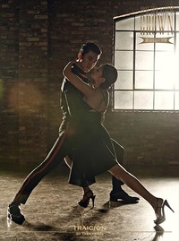 Taecyeon berdansa dengan seorang wanita di 'Traicion'. (JYPE)