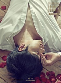Chansung tertidur di antara bunga mawar untuk 'Perfume'. (JYPE)