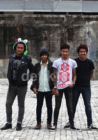 Tentunya bukan menjadi halangan seorang rocker bisa menjadi sosok melankolis.