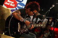 Suka membaca novel alasan Virgoun menciptakan beberapa lagu dengan lirik yang puitis.