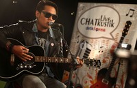 Lagu-lagu yang diciptakan olehnya merupakan cerita yang terinspirasi oleh kehidupan teman-temannya.