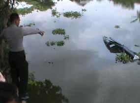 Mobil Kijang Terjun ke Sungai, 8 Penumpang Dibawa ke Rumah Sakit