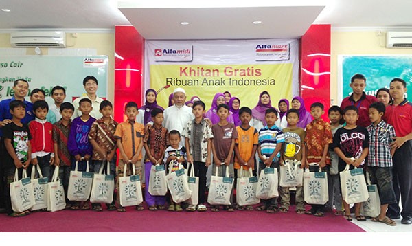 Alfamart & Alfamidi Khitankan 1.200 Anak Sekolah