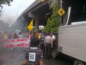 Tolak Kenaikan BBM, Mahasiswa Bakar Ban dan Cegat Mobil di Cawang