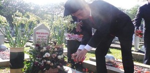 Di TMP Kalibata, Jokowi Juga Nyekar di Makam Taufiq Kiemas